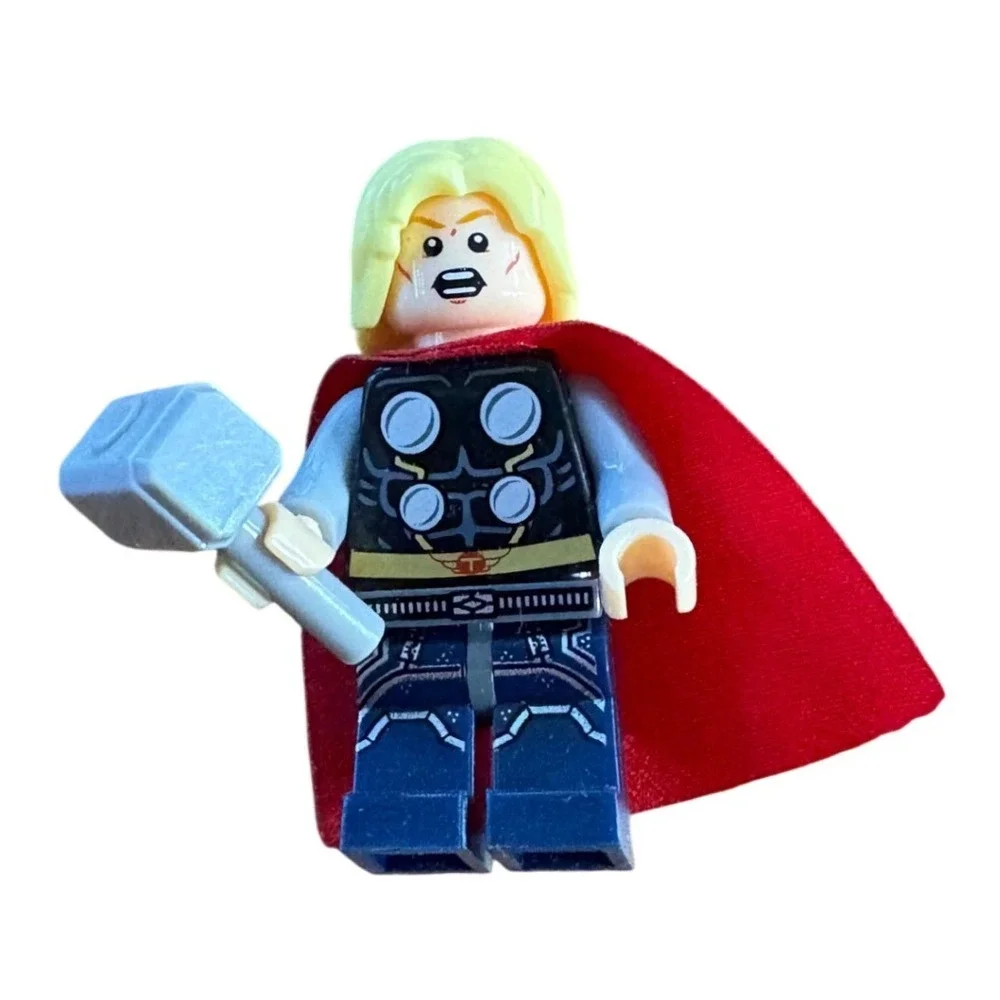 LEGO Marvel Super Heroes Thor Minifigure with Mjolnir Hammer and Red Cape